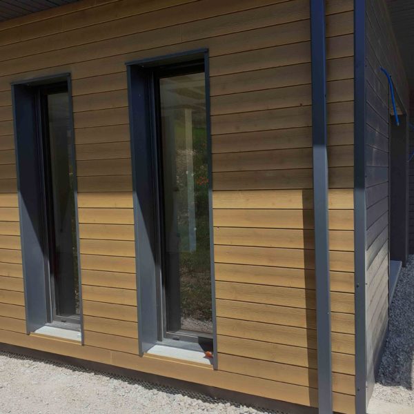 Construction maison en bois avec grande fenêtre alu