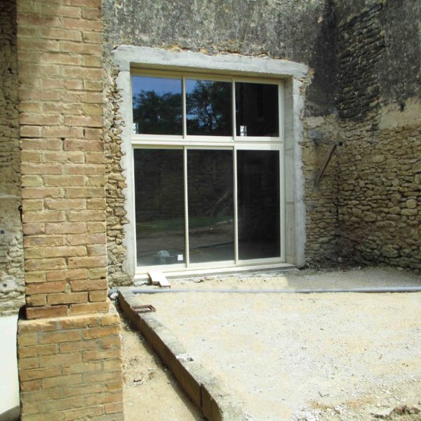 rénovation fenêtres maison en pierre avec large fenêtre pvc