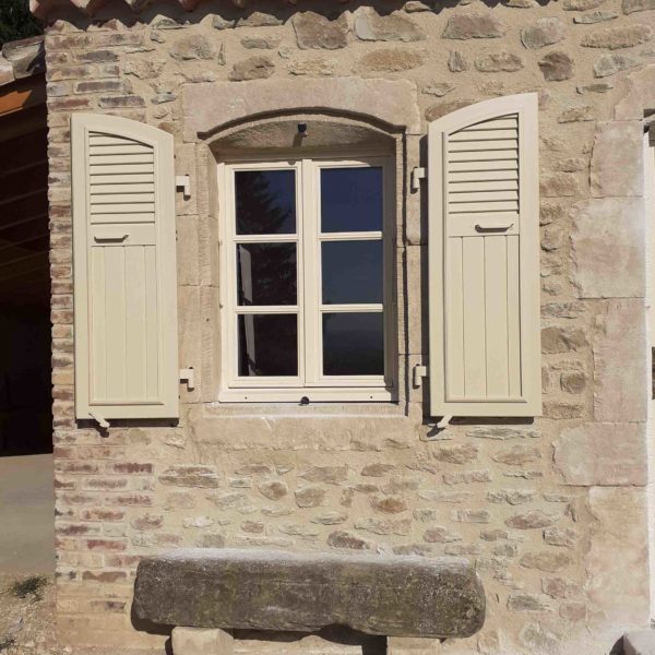 fenêtres pvc rénovation maison en pierre